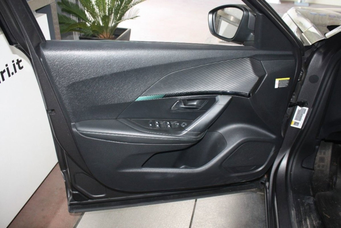 Peugeot 2008 PureTech 130 S&S EAT8 Allure Pack (9)