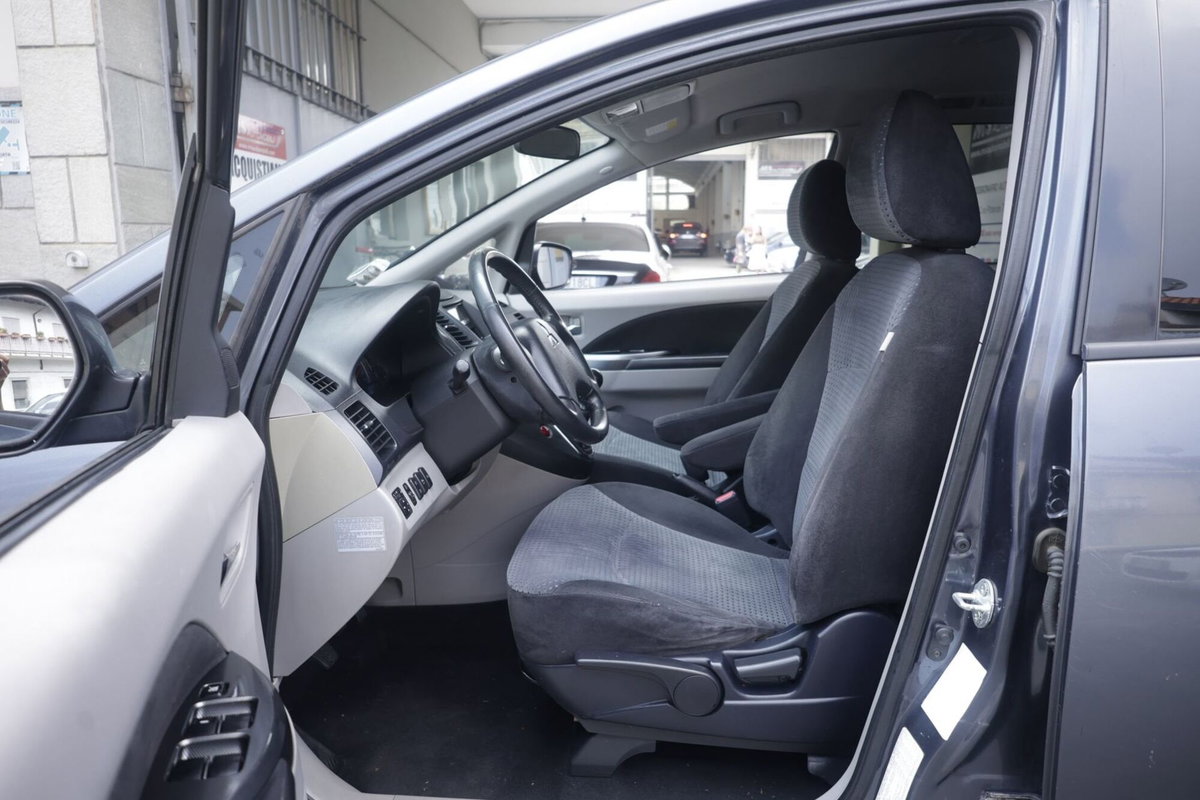 Mitsubishi Grandis DI-D 7 posti Intense (18)