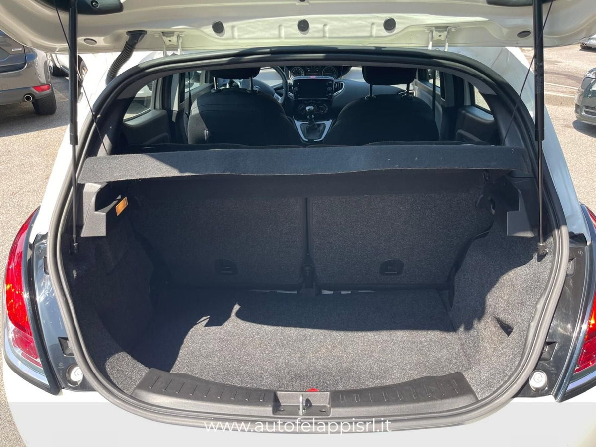 Lancia Ypsilon 1.0 FireFly 5 porte S&S Hybrid Ecochic Gold (18)