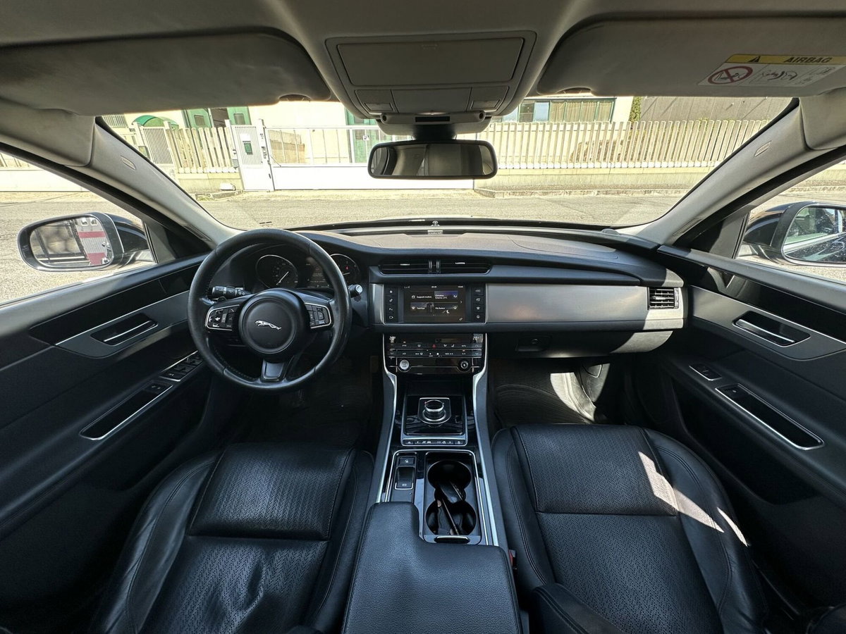 Jaguar XF 2.0 D 180 CV aut. Portfolio (10)