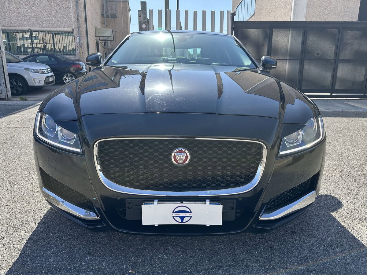 Jaguar XF 2.0 D 180 CV aut. Portfolio (2)