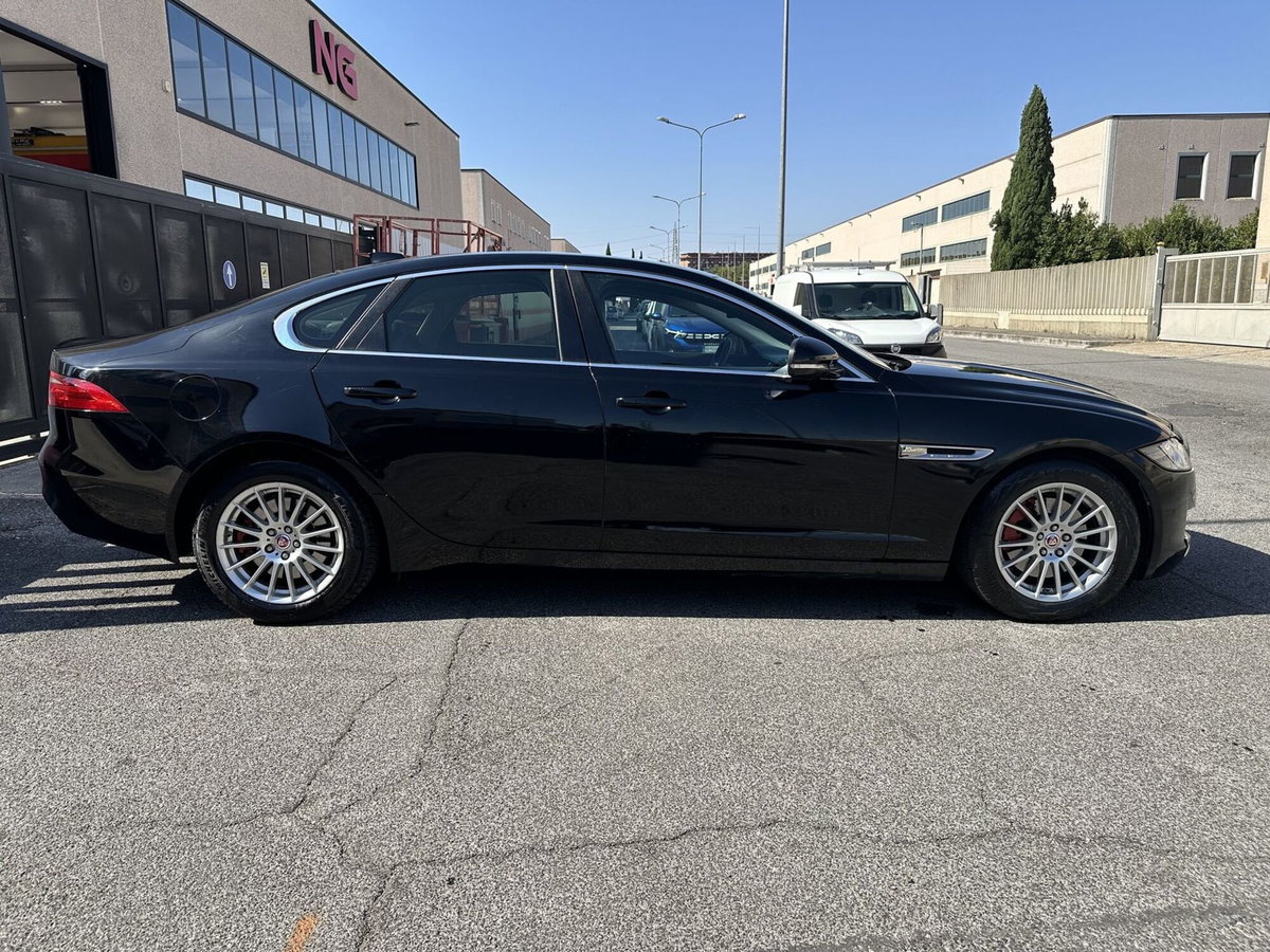 Jaguar XF 2.0 D 180 CV aut. Portfolio (7)