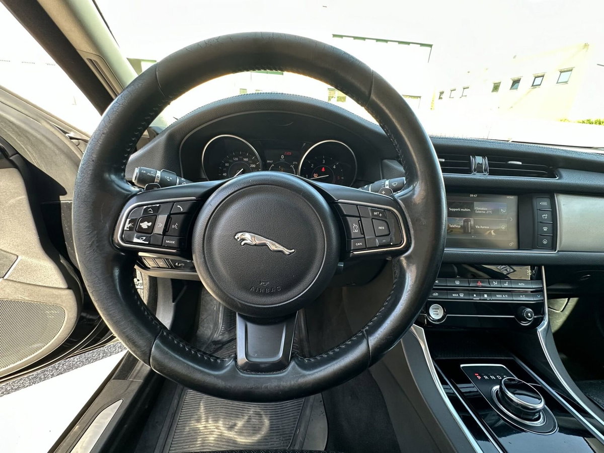 Jaguar XF 2.0 D 180 CV aut. Portfolio (8)