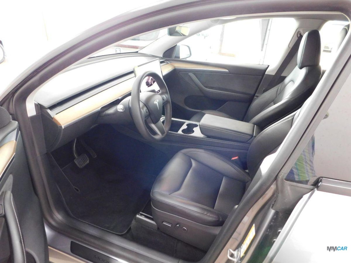 Tesla Model Y Long Range awd (10)