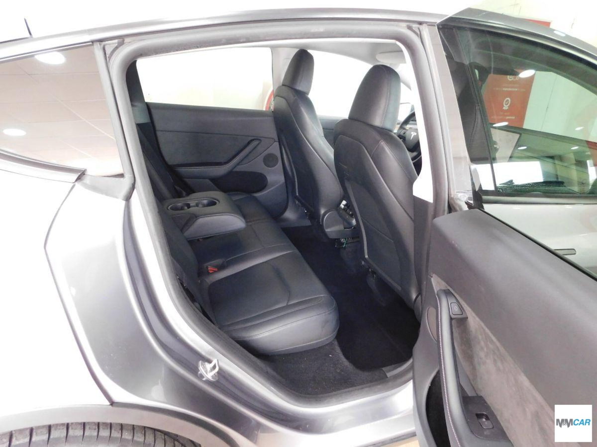 Tesla Model Y Long Range awd (13)