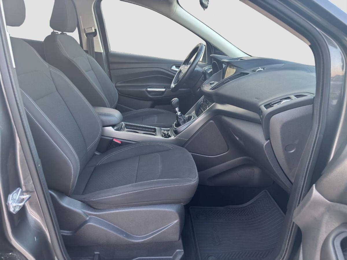 Ford Kuga 1.5 TDCI 120 CV S&S 2WD Titanium (11)
