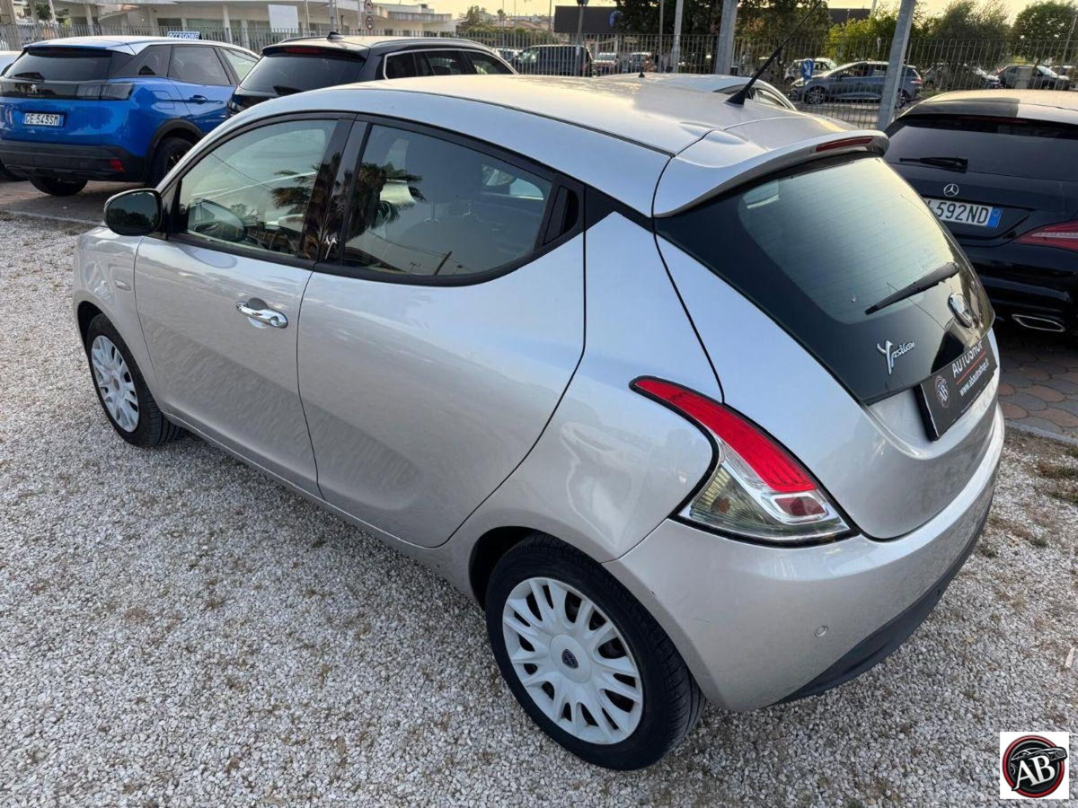 Lancia Ypsilon 1.2 69 CV 5 porte GPL Ecochic Alberta Ferretti (10)