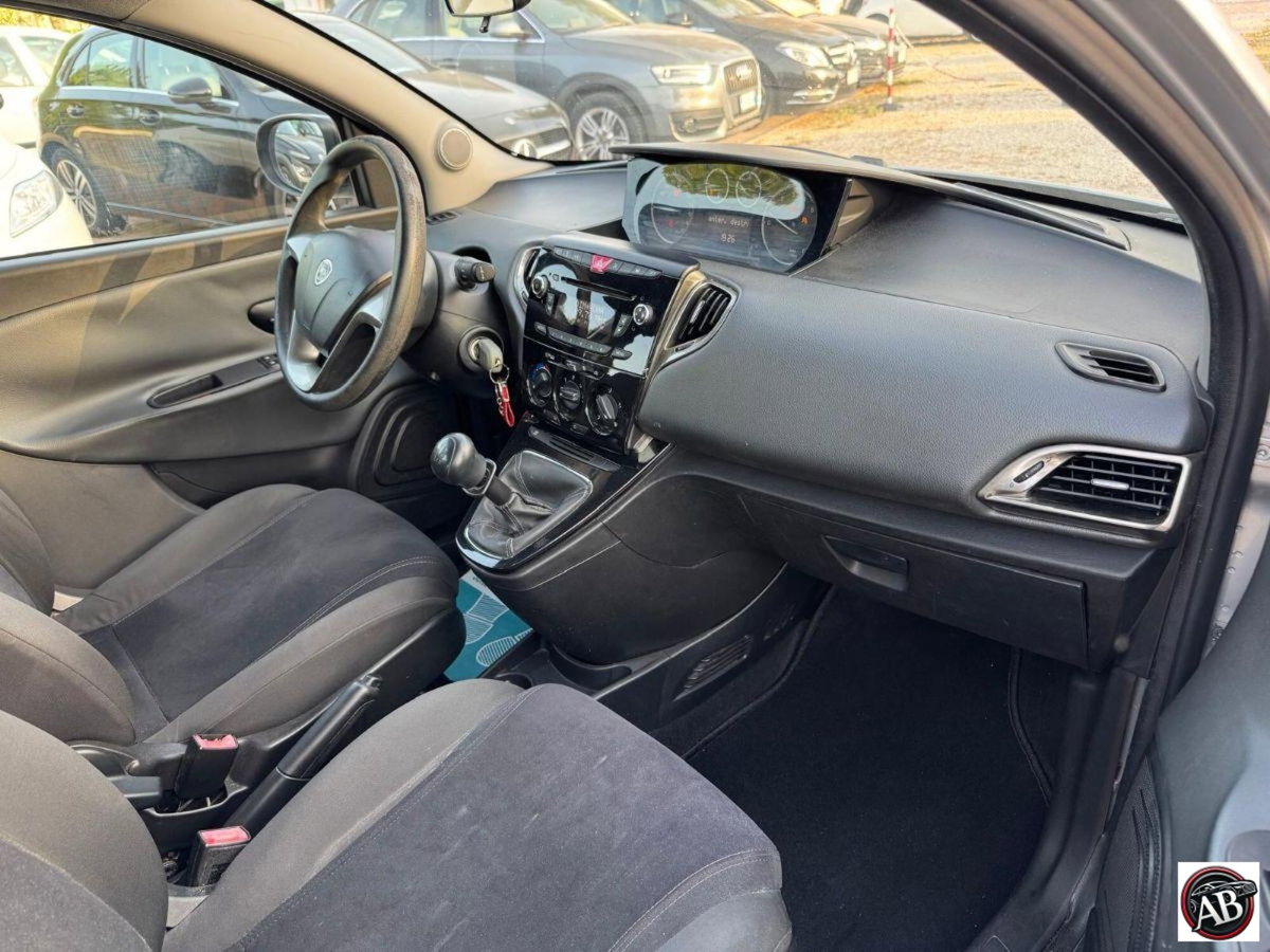 Lancia Ypsilon 1.2 69 CV 5 porte GPL Ecochic Alberta Ferretti (13)