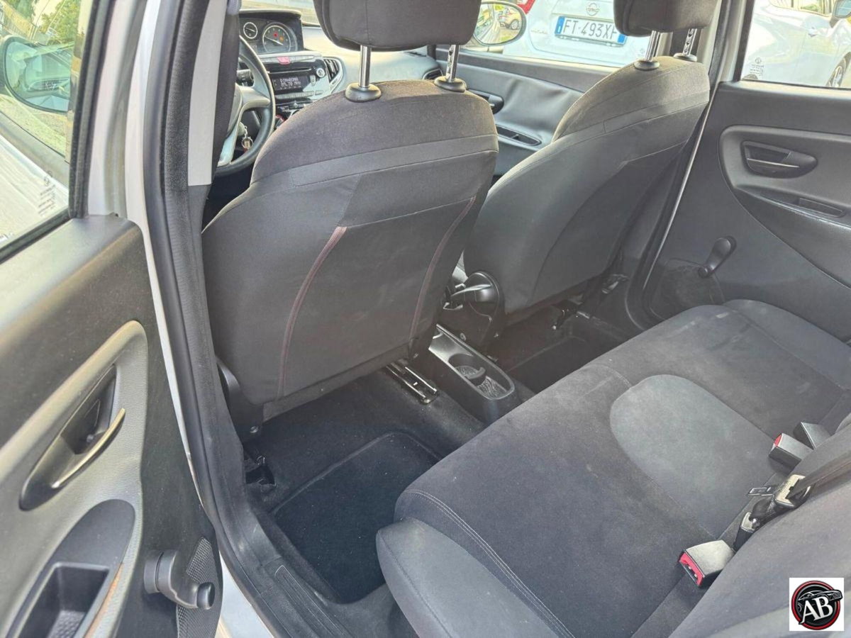 Lancia Ypsilon 1.2 69 CV 5 porte GPL Ecochic Alberta Ferretti (14)