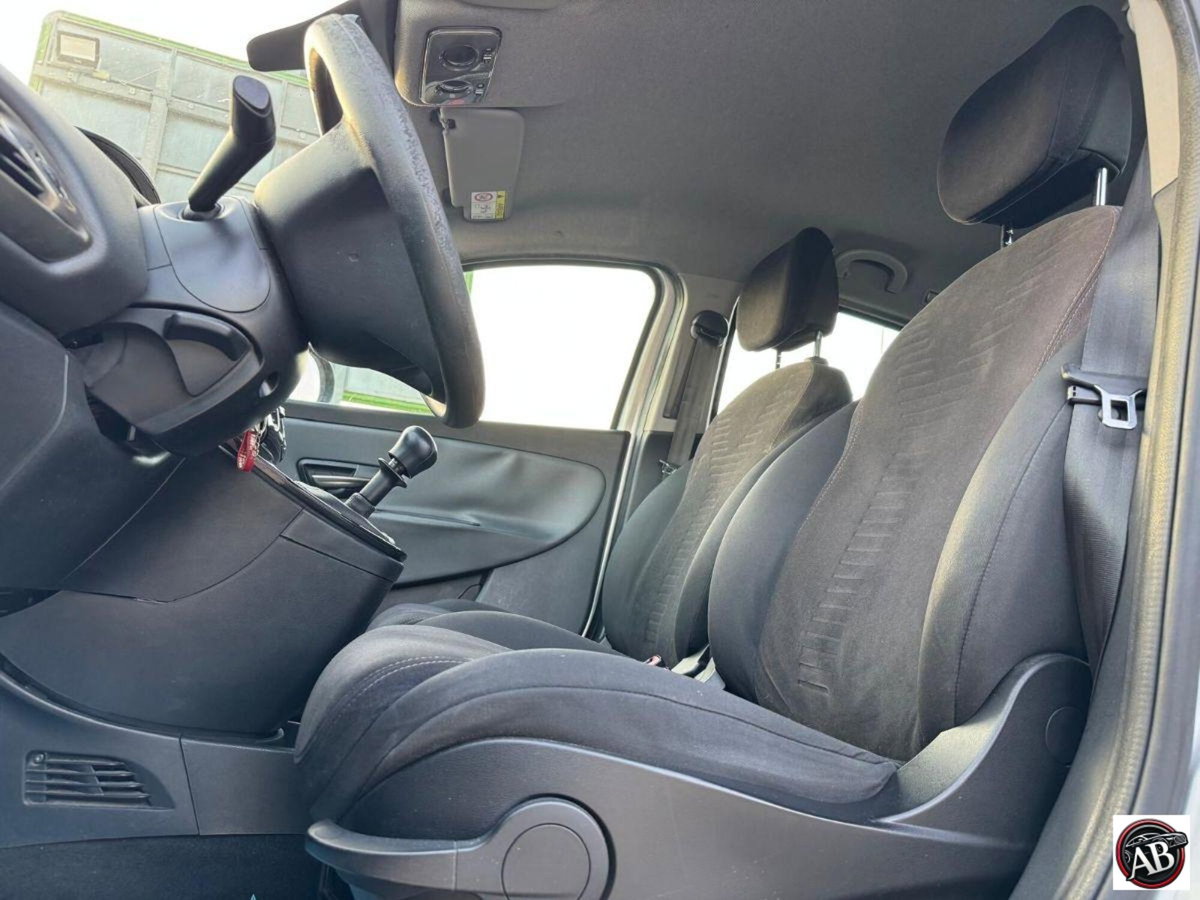 Lancia Ypsilon 1.2 69 CV 5 porte GPL Ecochic Alberta Ferretti (15)