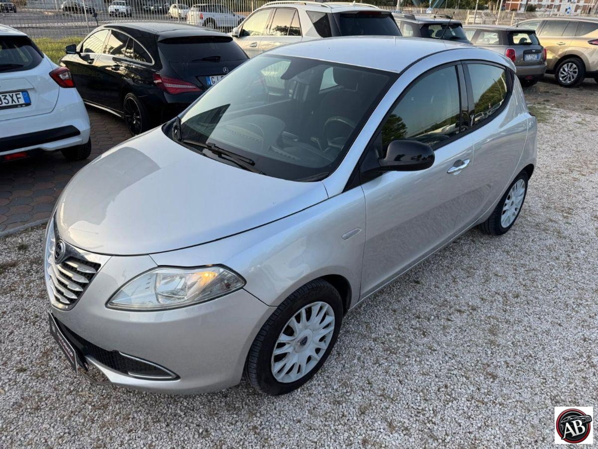 Lancia Ypsilon 1.2 69 CV 5 porte GPL Ecochic Alberta Ferretti (2)