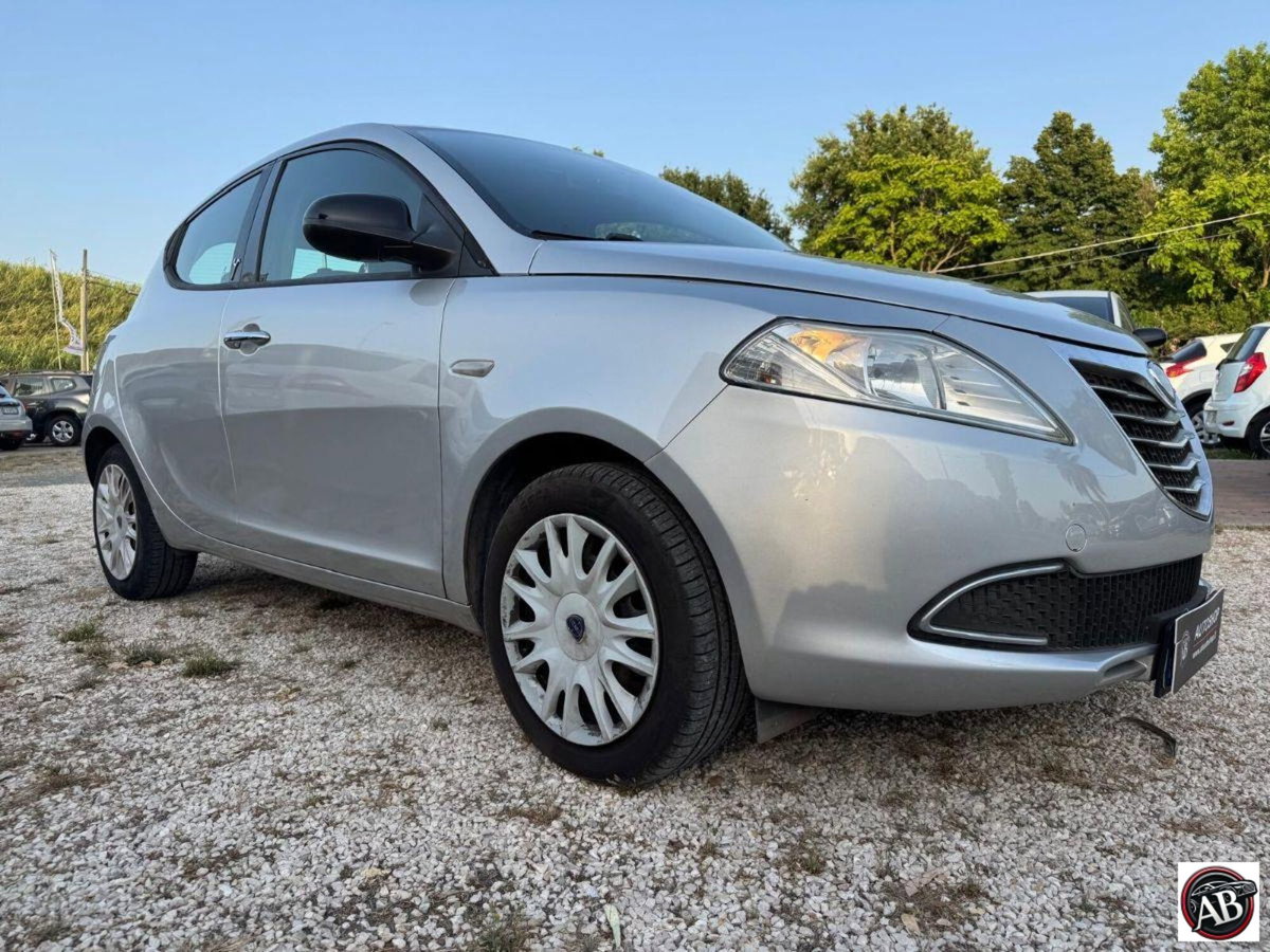 Lancia Ypsilon 1.2 69 CV 5 porte GPL Ecochic Alberta Ferretti (4)