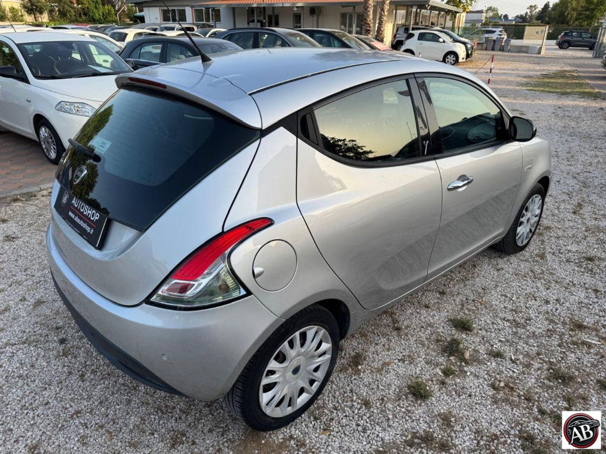 Lancia Ypsilon 1.2 69 CV 5 porte GPL Ecochic Alberta Ferretti (6)