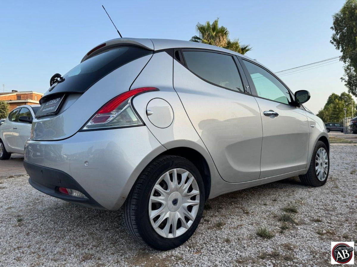 Lancia Ypsilon 1.2 69 CV 5 porte GPL Ecochic Alberta Ferretti (7)