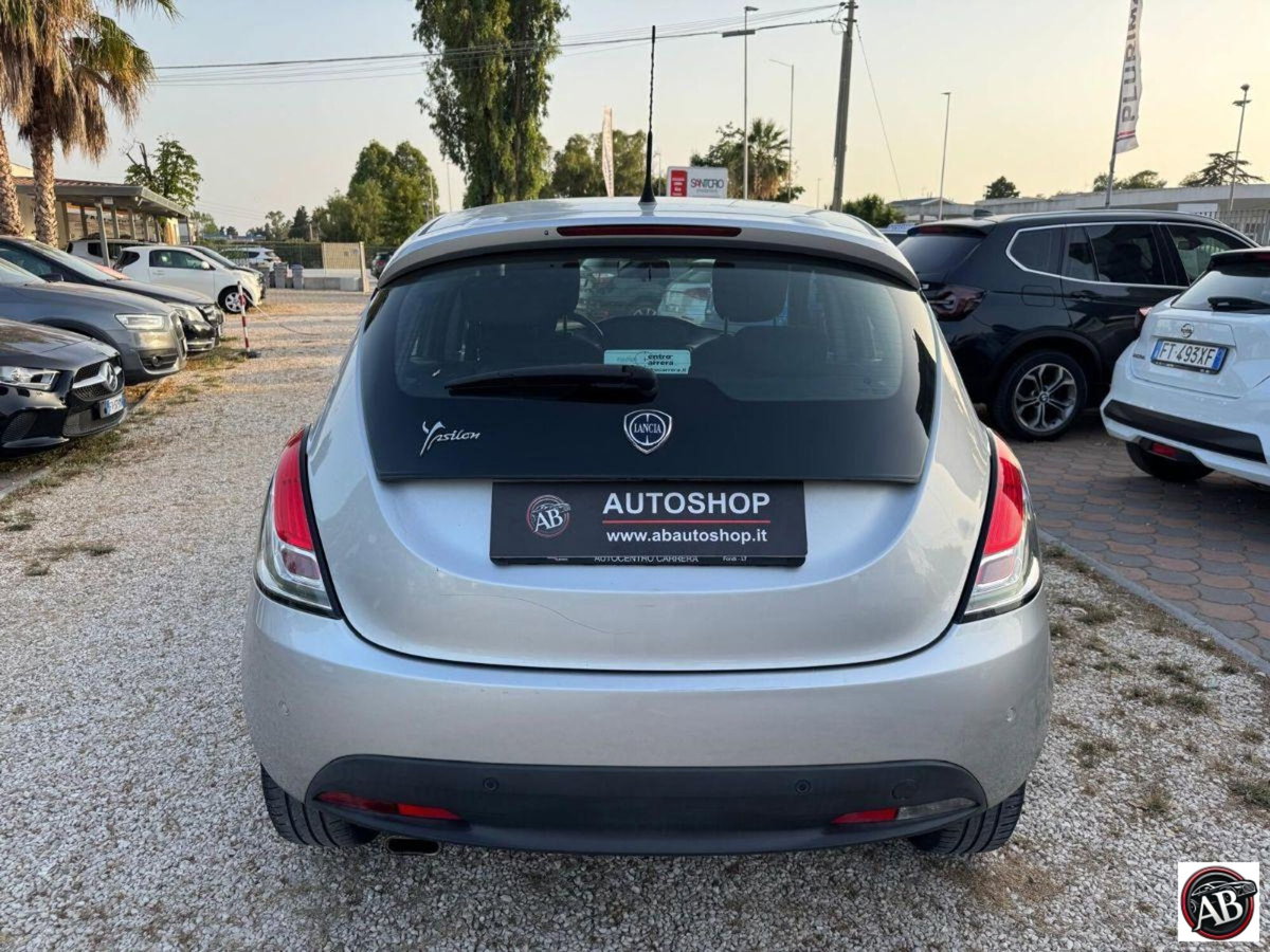 Lancia Ypsilon 1.2 69 CV 5 porte GPL Ecochic Alberta Ferretti (8)