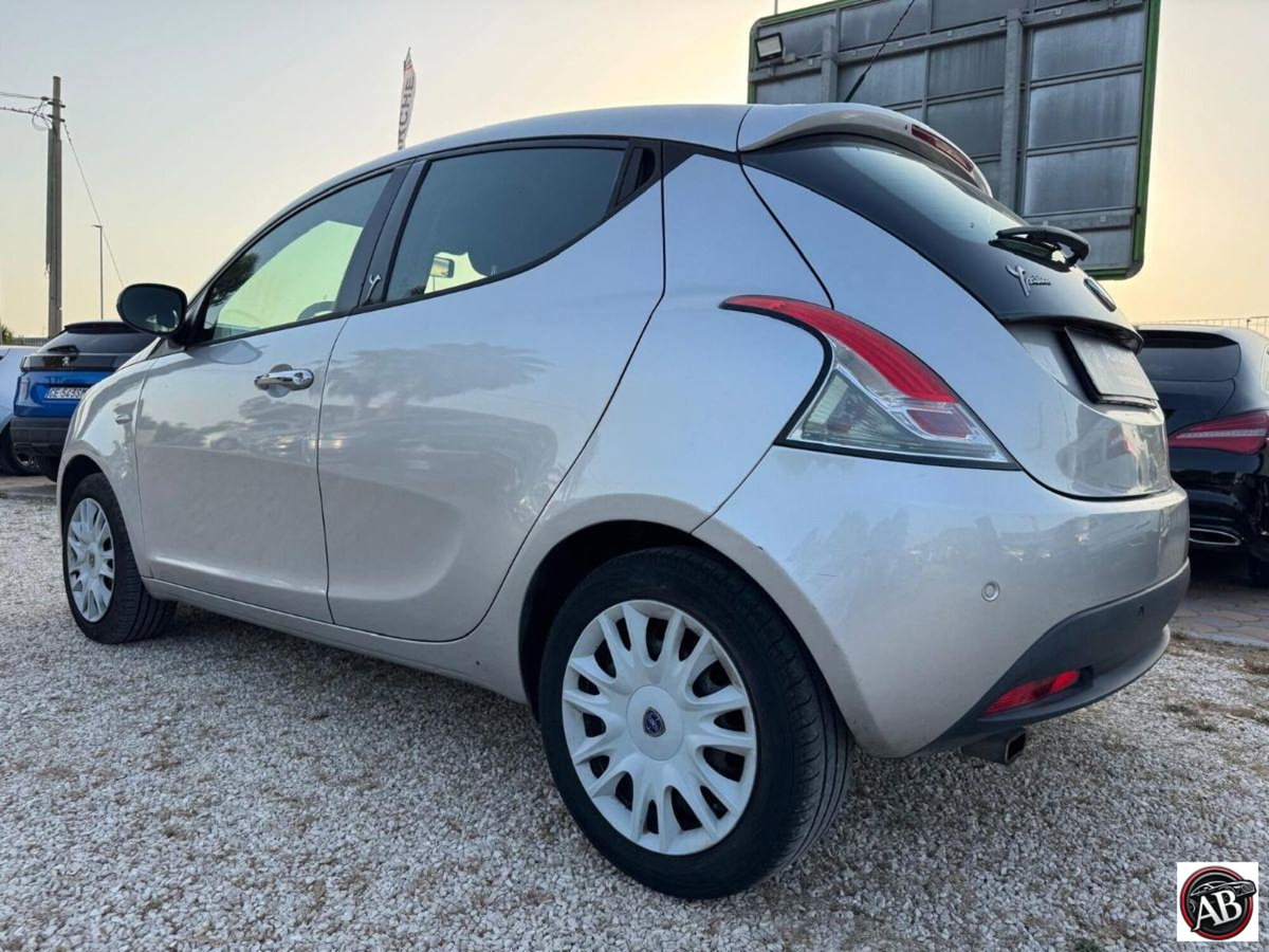 Lancia Ypsilon 1.2 69 CV 5 porte GPL Ecochic Alberta Ferretti (9)