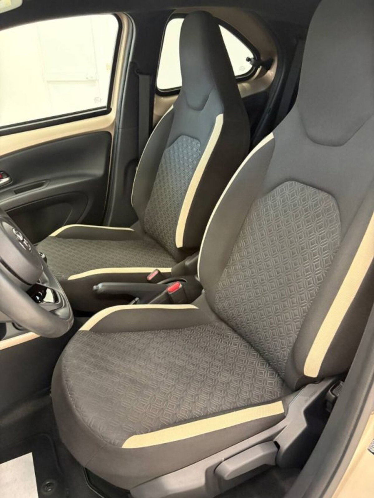 Toyota Aygo X 1.0 VVT-i 72 CV 5 porte Limited Air (10)