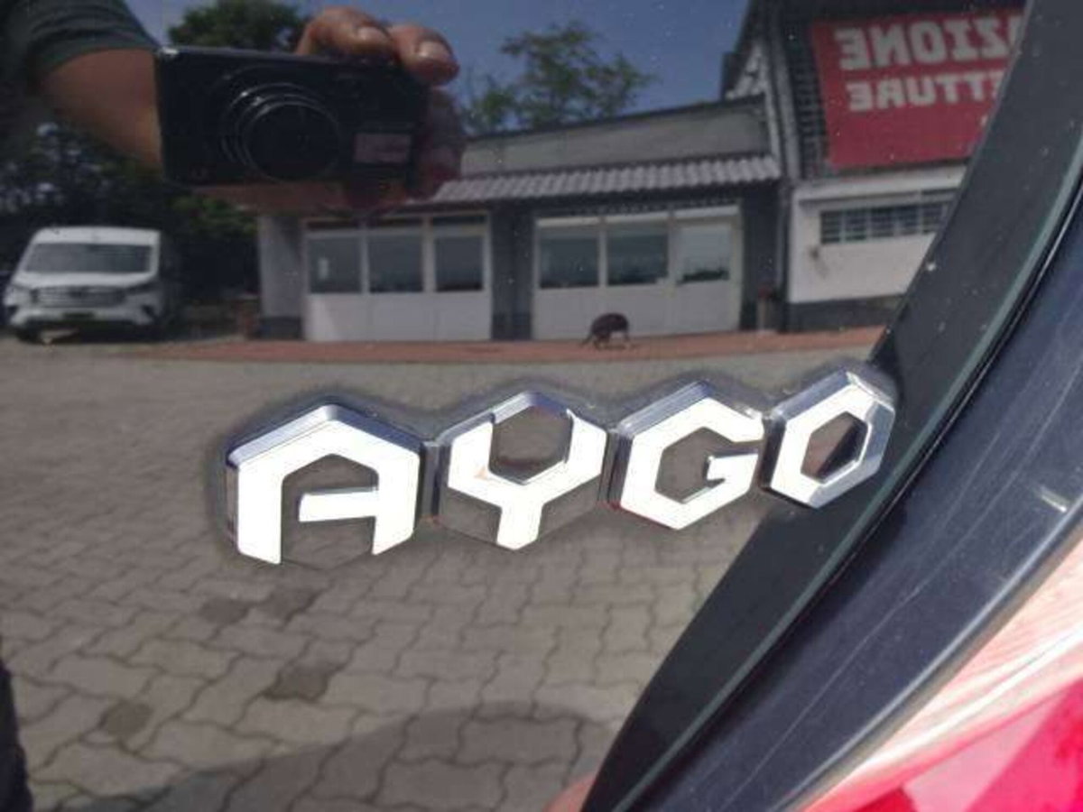 Toyota Aygo 1.0 VVT-i 69 CV 5 porte x-clusiv (11)