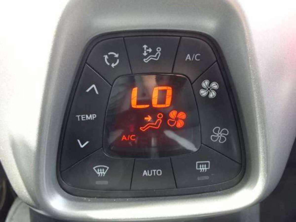 Toyota Aygo 1.0 VVT-i 69 CV 5 porte x-clusiv (12)