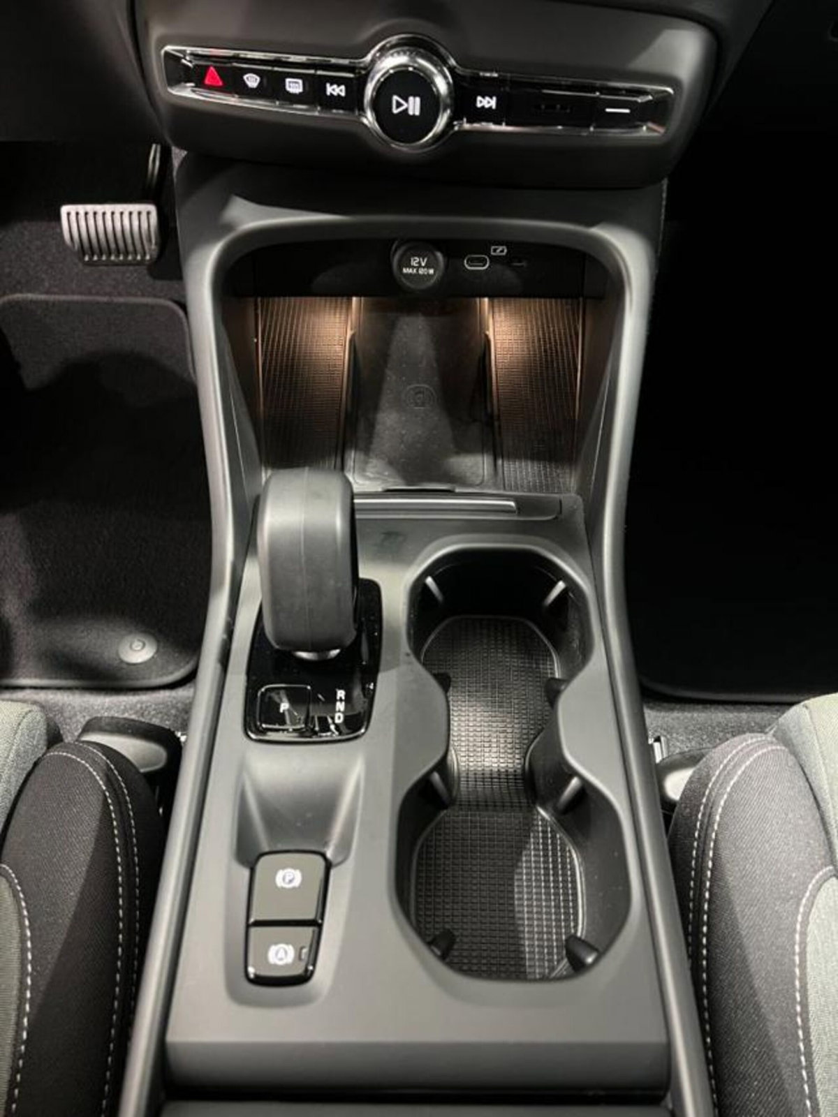 Volvo XC40 B3 automatico Core (14)