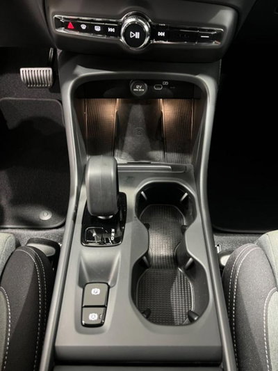 Volvo XC40 B3 automatico Core (14)