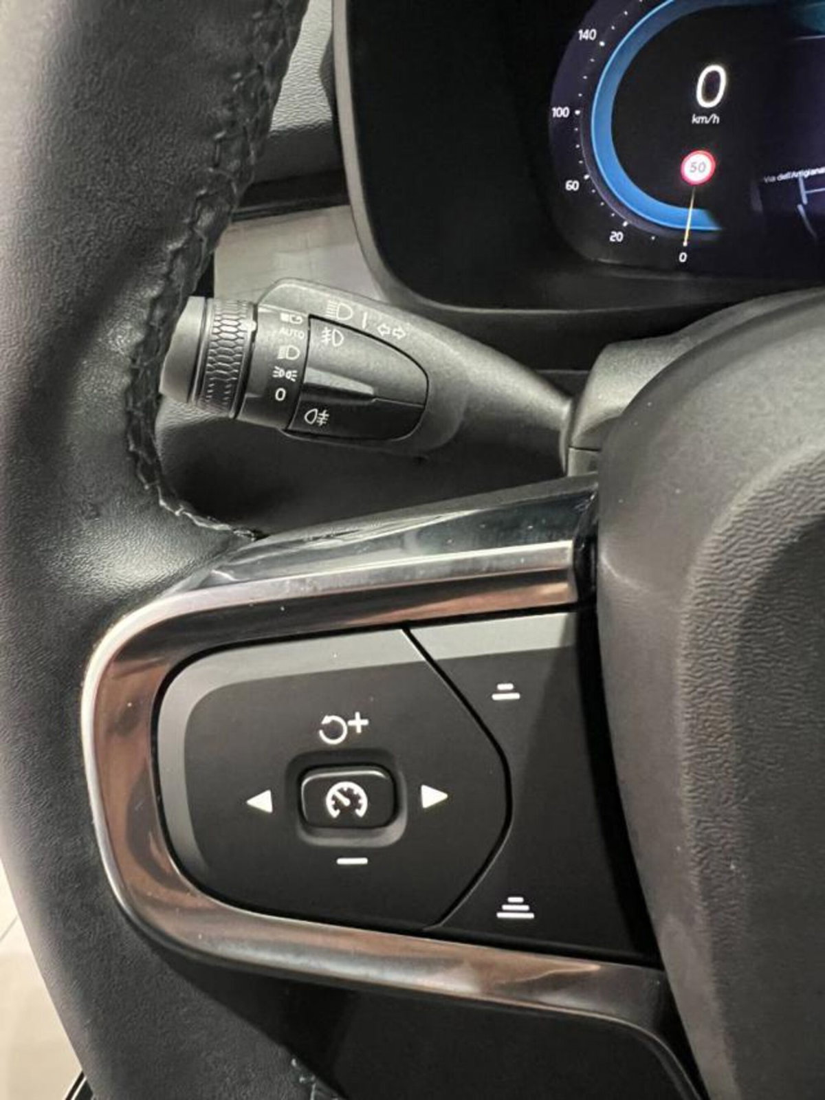 Volvo XC40 B3 automatico Core (18)