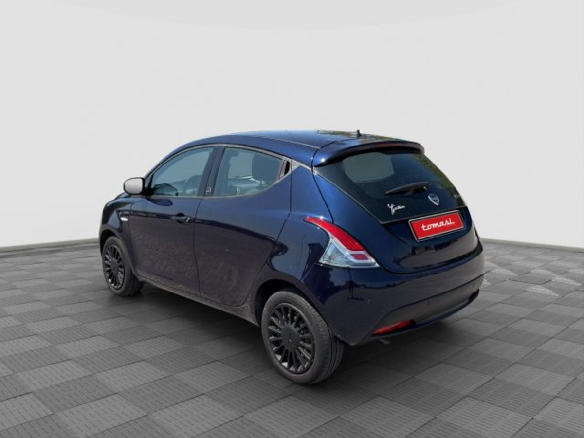Lancia Ypsilon 1.0 FireFly 5 porte S&S Hybrid Ecochic Silver (3)