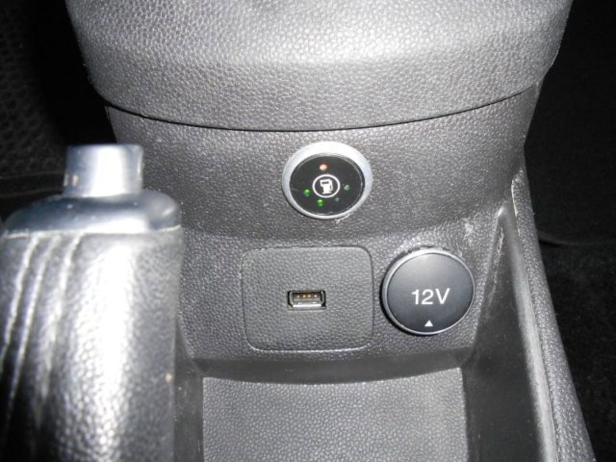 Ford Fiesta 1.4 3 porte Bz.- GPL (13)