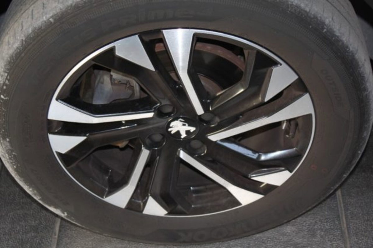Peugeot 2008 PureTech 130 S&S EAT8 Allure Pack (4)