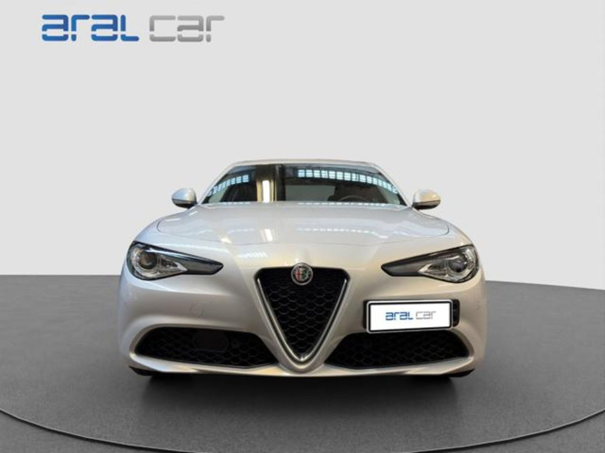 Alfa Romeo Giulia 2.0 Turbo 200 CV AT8 Super (2)