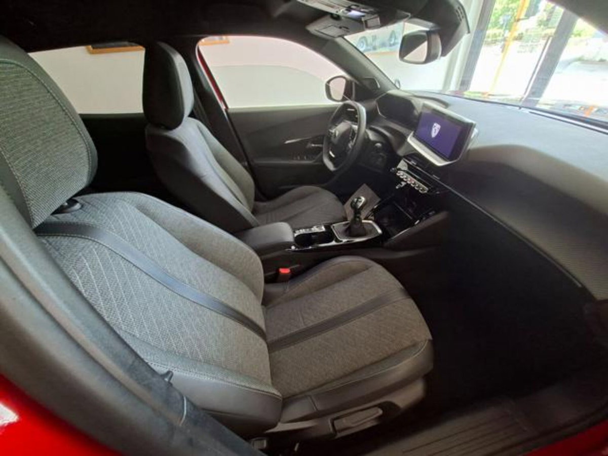 Peugeot 2008 PureTech 100 S&S Allure (19)