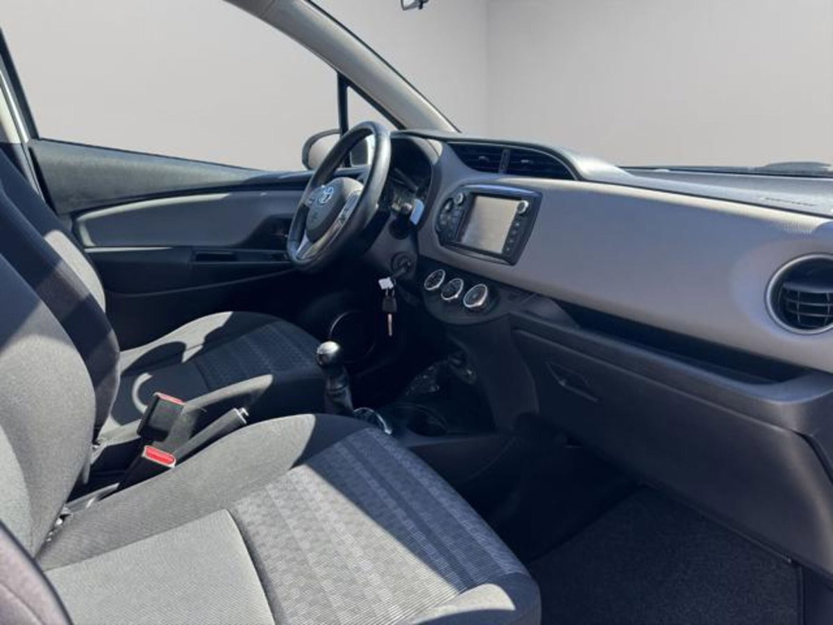 Toyota Yaris 1.0 5 porte Active (17)