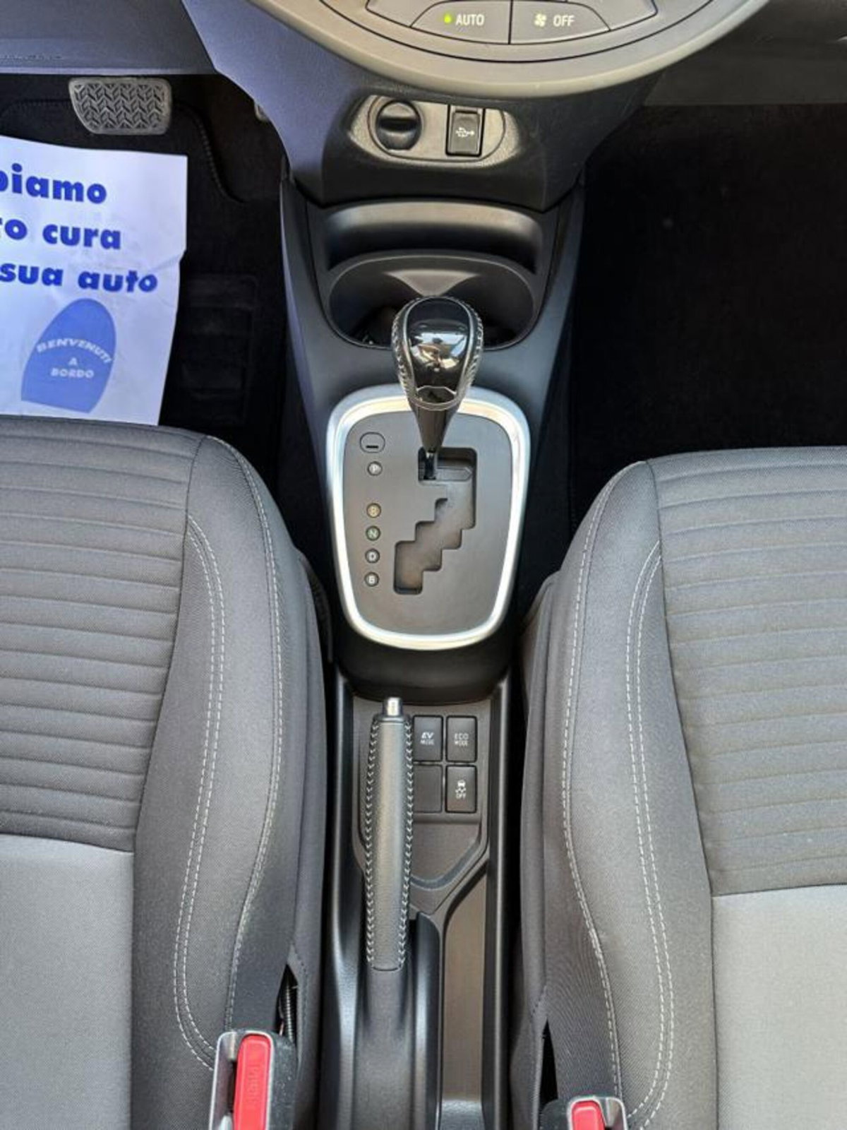 Toyota Yaris 1.5 Hybrid 5 porte Lounge Blue (13)