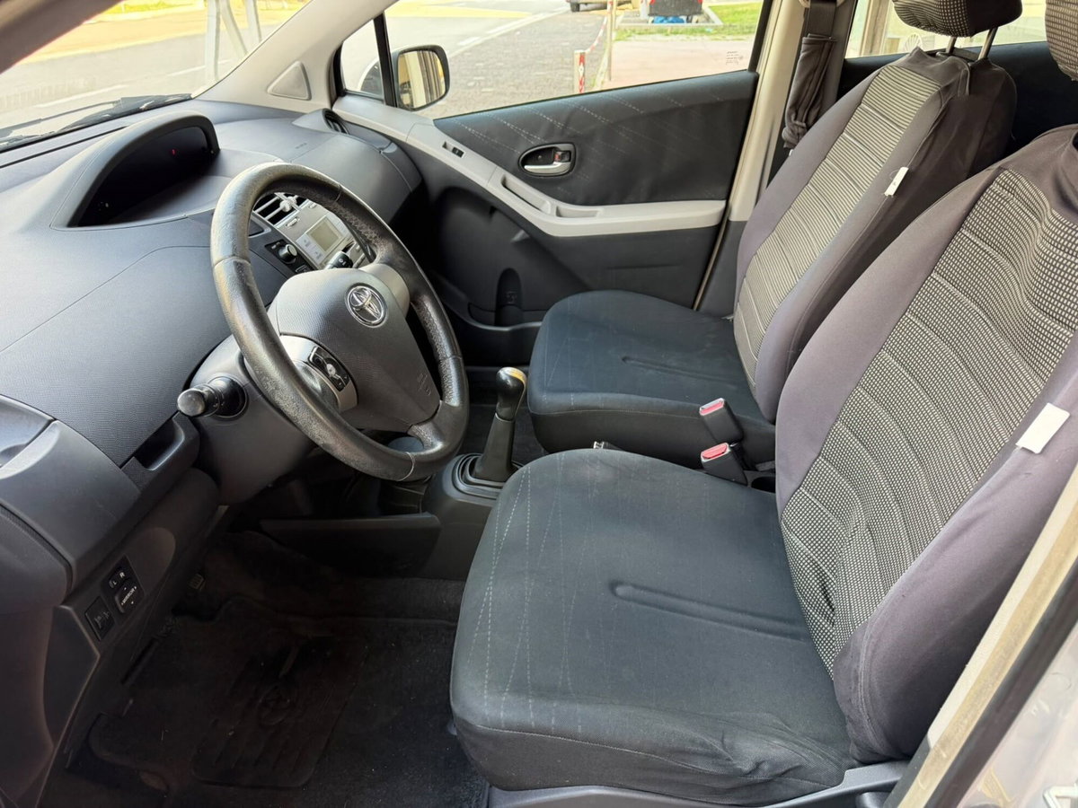 Toyota Yaris 1.3 5 porte (11)
