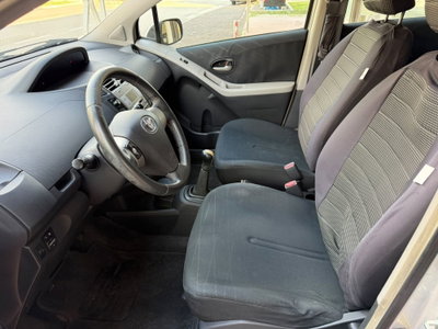 Toyota Yaris 1.3 5 porte (11)