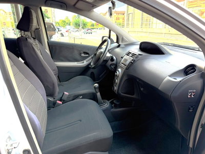 Toyota Yaris 1.3 5 porte (12)