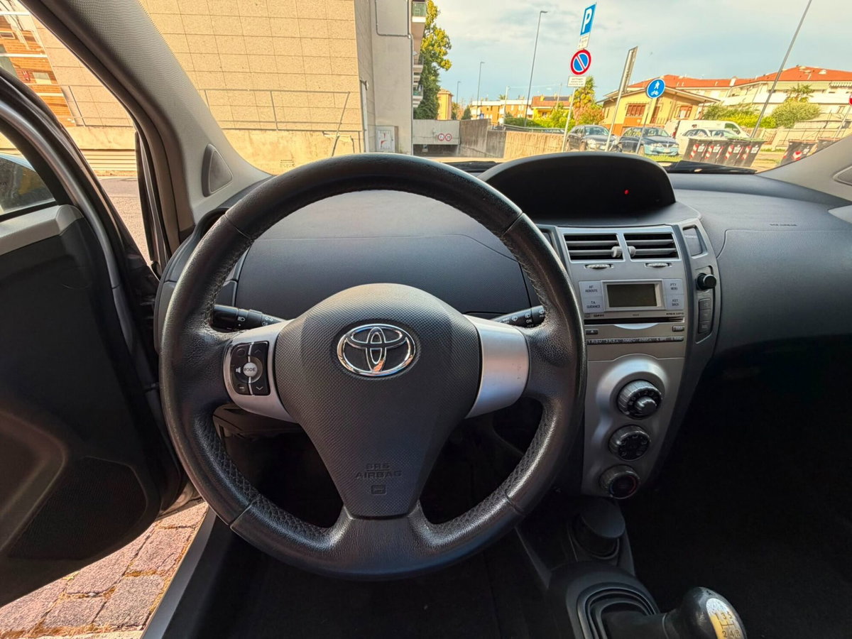 Toyota Yaris 1.3 5 porte (13)