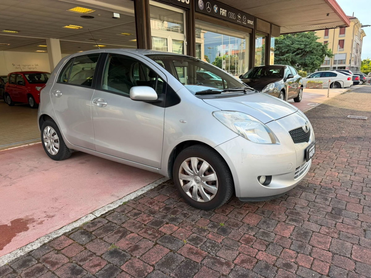 Toyota Yaris 1.3 5 porte (2)