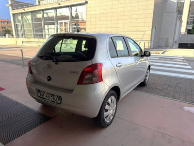Toyota Yaris 1.3 5 porte (4)