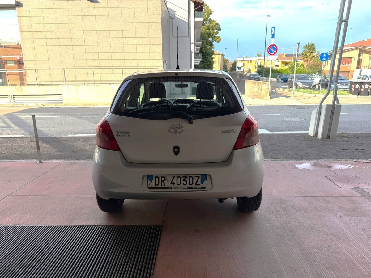 Toyota Yaris 1.3 5 porte (6)