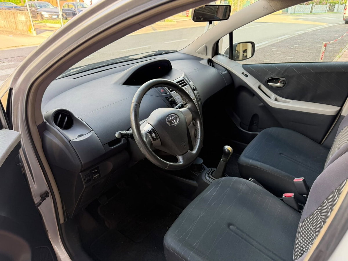Toyota Yaris 1.3 5 porte (7)