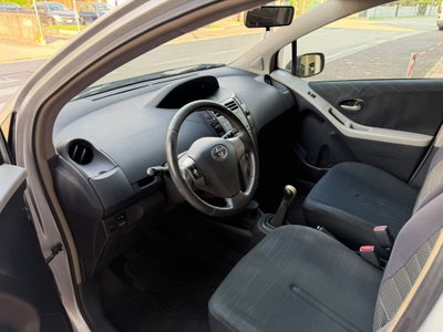 Toyota Yaris 1.3 5 porte (7)