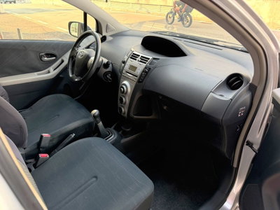 Toyota Yaris 1.3 5 porte (8)