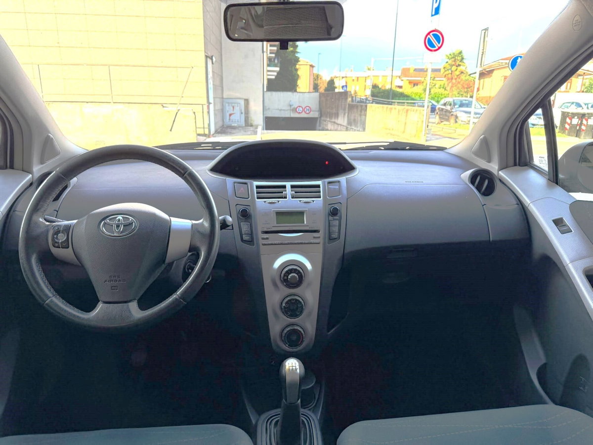 Toyota Yaris 1.3 5 porte (9)