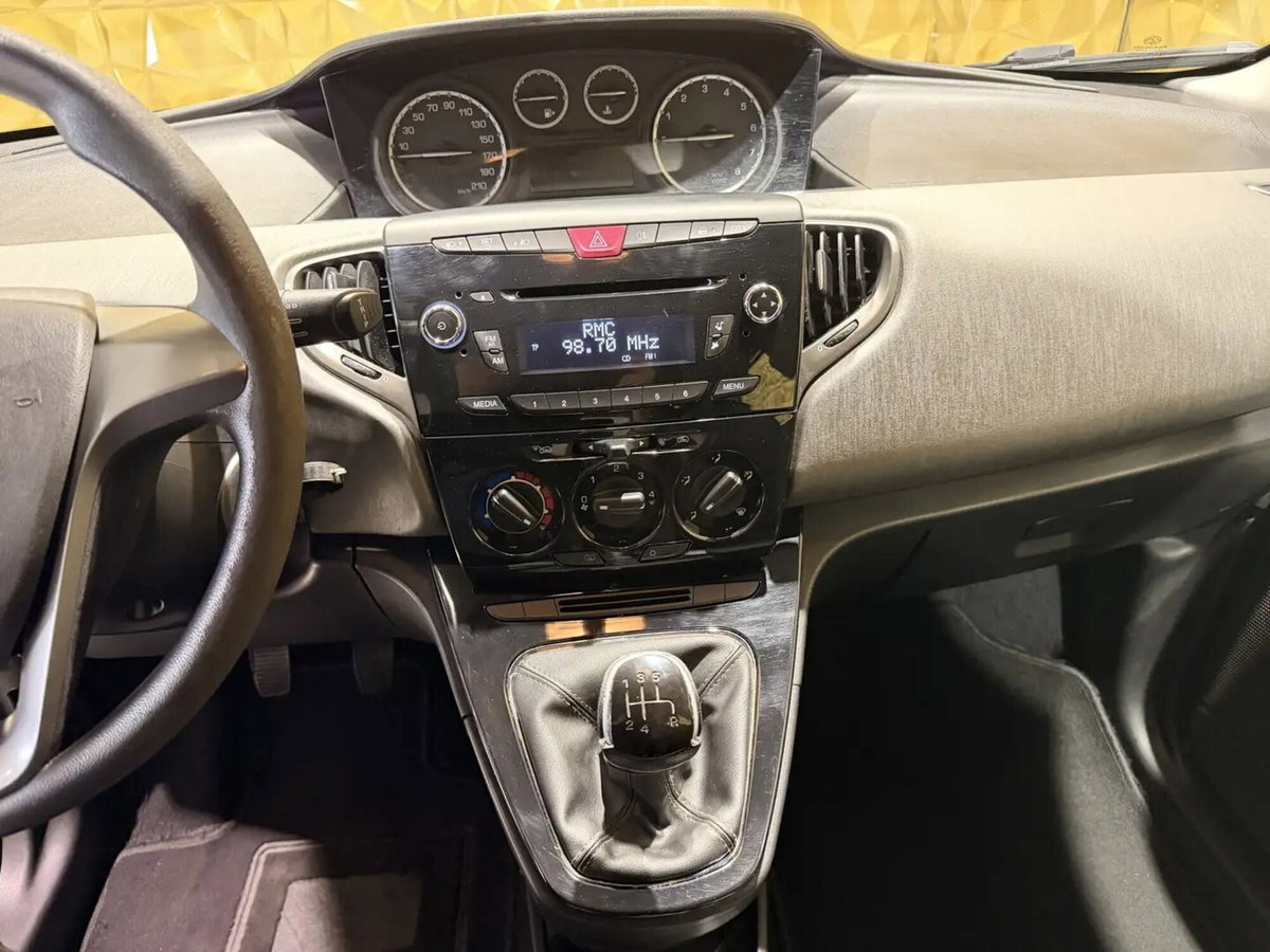 Lancia Ypsilon 1.2 69 CV 5 porte Silver (10)