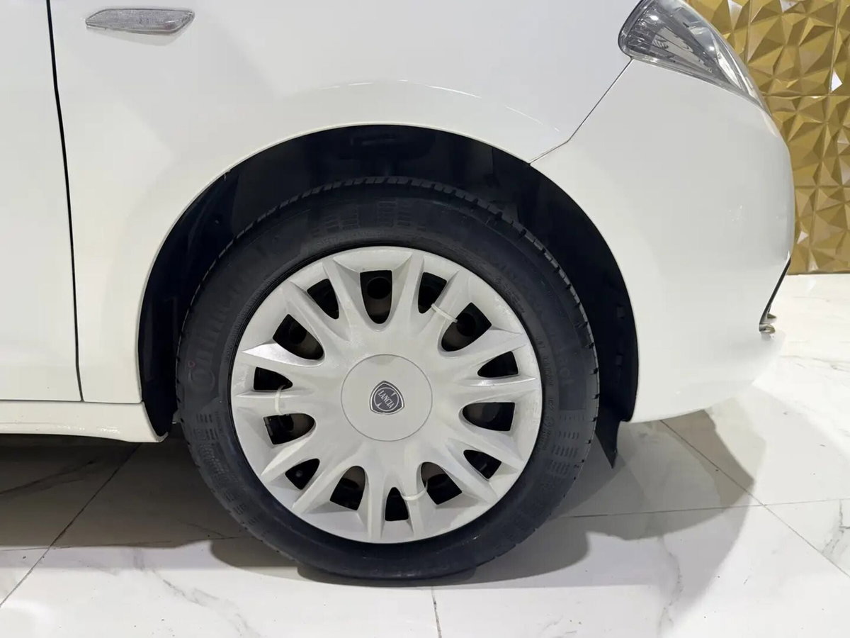 Lancia Ypsilon 1.2 69 CV 5 porte Silver (6)