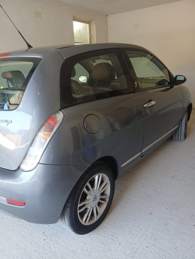 Lancia Ypsilon 1.3 MJT 90 CV Platino (2)