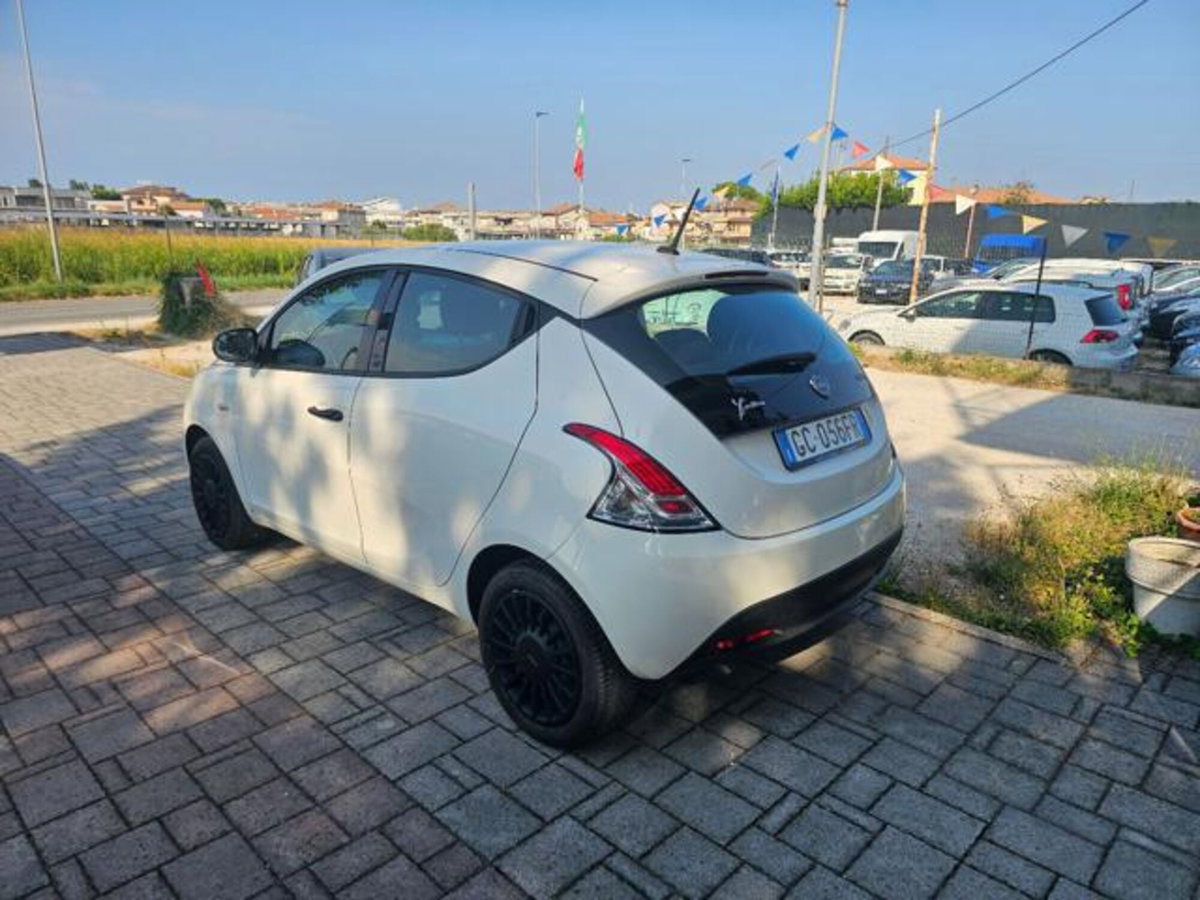 Lancia Ypsilon 1.0 FireFly 5 porte S&S Hybrid Ecochic Silver (3)