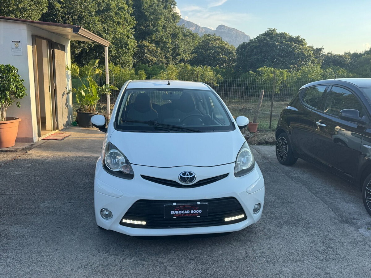 Toyota Aygo 1.0 12V VVT-i 5 porte Lounge Connect (2)