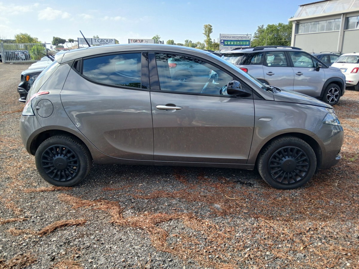 Lancia Ypsilon 1.0 FireFly 5 porte S&S Hybrid Ecochic Gold (4)